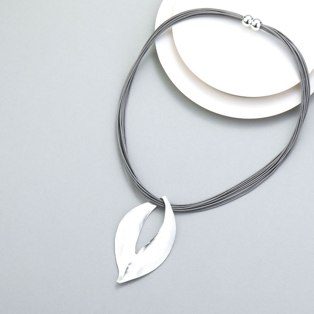 Lilibet Leaf Short Necklace Silver - Sugarplum Boutique