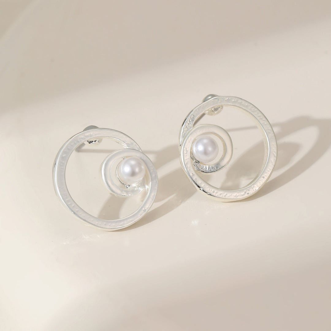 Open Circle Brushed Silver Pearl Stud Earrings - Sugarplum Boutique